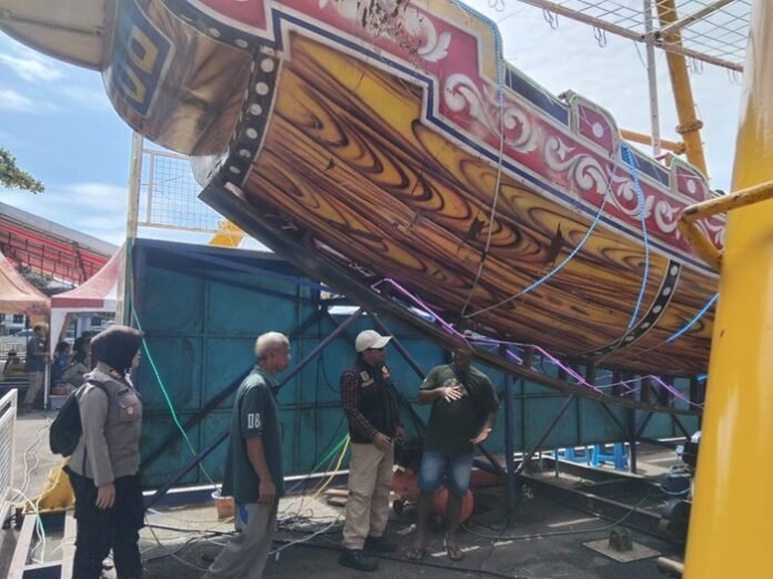 Personel gabungan ketika mengecek wahana mainan