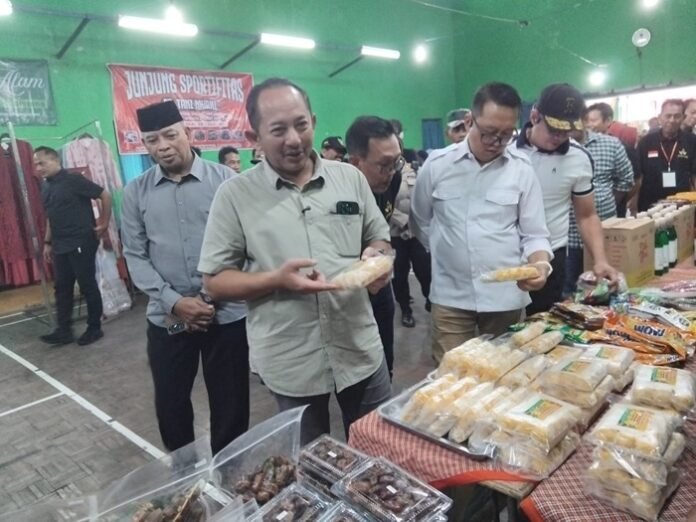Bupati Karanganyar Rober Christanto didampingi Wakil Bupati Adhe Eliana serta Dandim 0727 Letkol Kav Dhanang Prasetyo Kurniawan meninjau bazar dan pasar murah di Kelurahan Popongan