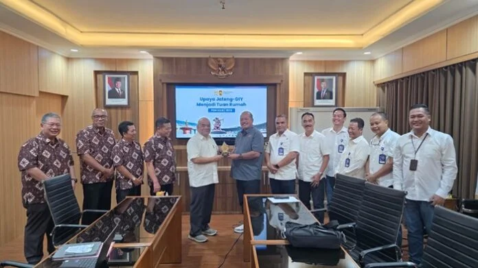 Wakil Gubernur sekaligus Ketua KONI Daerah Istimewa Yogyakarta, Paku Alam X, dan Ketua KONI Jawa Tengah Sujarwanto Dwiatmoko dan jajaran usai audiensi di Kompleks Kepatihan, Danurejan, Yogyakarta, Sabtu (7/3/2026).