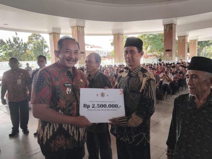 Bupati Karanganyar Rober Christanto dan Wakil Bupati Adhe Eliana menyerahkan bantuan secara sombolis kepada perwakilan Ketua RW dan RT.