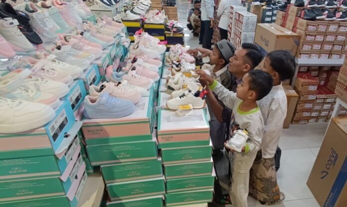 Tiga anak panti yang sedang memilih sepatu di Mal Ciputra Semarang