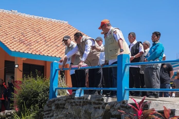 Gubernur Jateng Ahmad Luthfi meninjau lokasi longsor di Desa Cilibur, Rabu (11/3/2026).