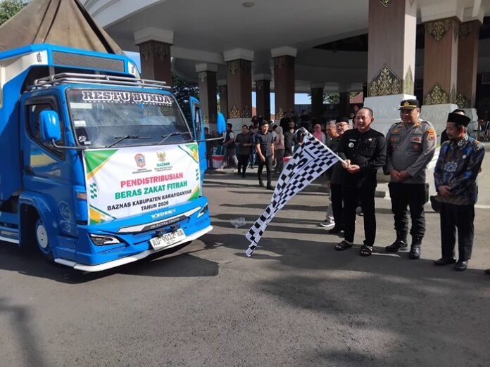 Bupati Karanganyar Rober Christanto melepas keberangkatan zakat fitrah ke 17 kecamatan