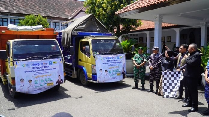 Pemkot Tegal dan Bulog ketika salurkan bantuan pangan.