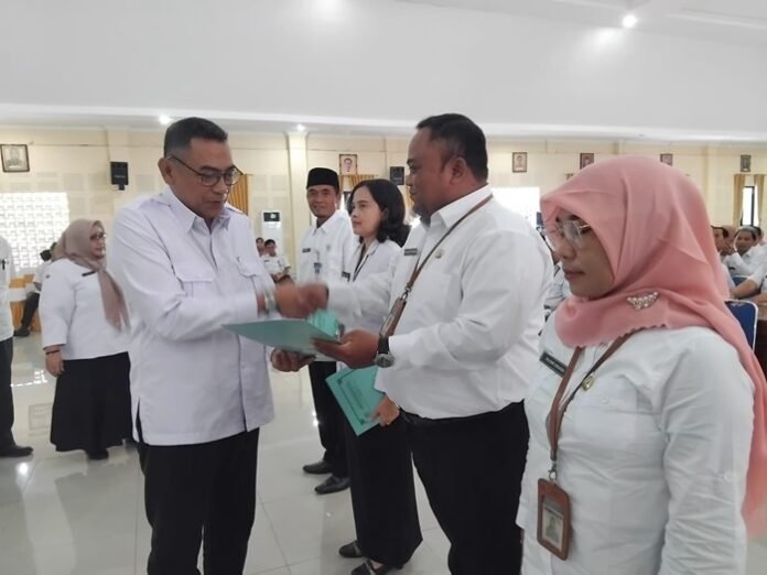 Sekda Karanganyar Kurniadi Maulato menyerahkan SK Kepala Sekolah.