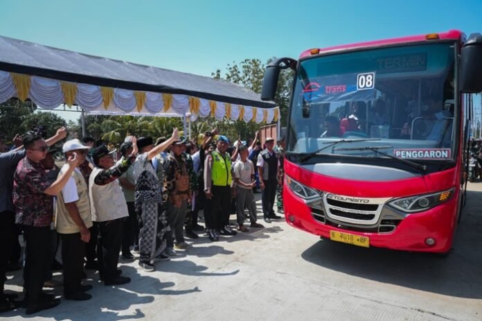 Gubernur Jateng Ahmad Luthfi ketika membuka ruas jalan Semarang Godong