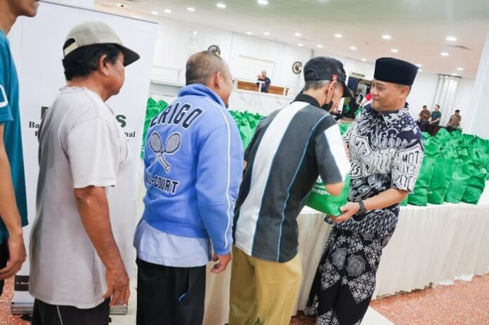 Gubernur Jateng Ahmad Luthfi ketika salurkan paket sembako