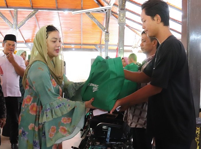 WhatsApp Image 2026-03-14 at 07.46.53 Bupati Brebes Paramitha Widya Kusuma (kiri) saat penyerahan