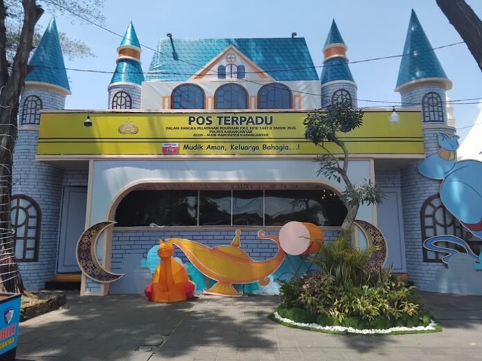 Pos Terpadu yang berada di alun-alun Karanganyar memiliki desain unik dengan berbagai fasilitas lengkap untuk melayani pemudik.