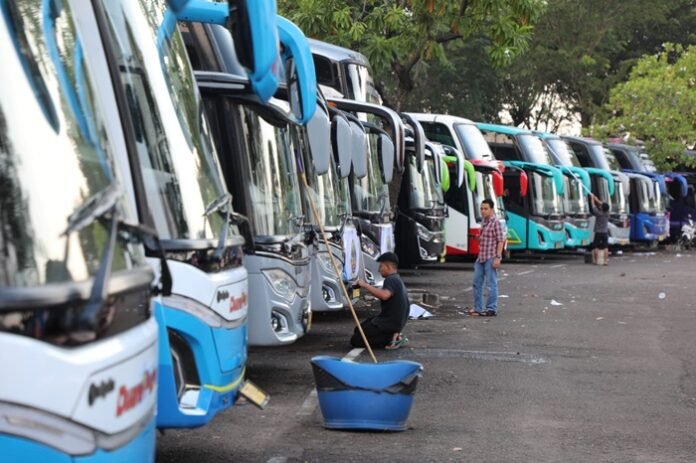 Armada bus yang telah siap untuk mengantarkan pemudik gratis ke wilayah Jawa Tengah