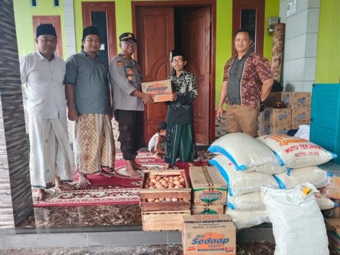 Polres Tegal ketika salurkan sembako ke pengungsi