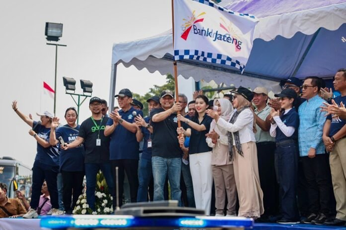 Gubernur Jateng Ahmad Luthfi ketika lepas program mudik gratis Pemprov