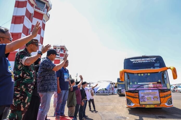 Wakil Gubernur Jateng Taj Yasin Maimoen ketika lepas mudik gratis warga perantau.