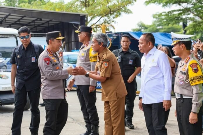 Sekda Jateng Sumarno dan Kapolri Listyo Sigit Prabowo ketika meninjau GT Kalikangkung