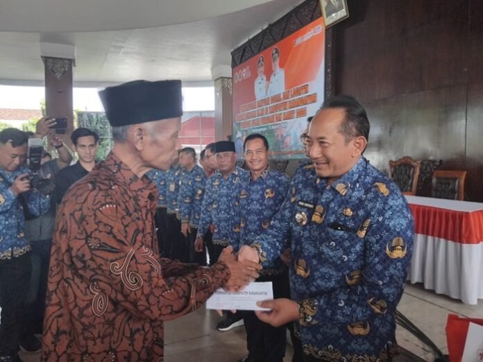 Bupati Karanganyar Rober Christanto menyerahkan bantuan secara simbolis kepada korban bencana alam.