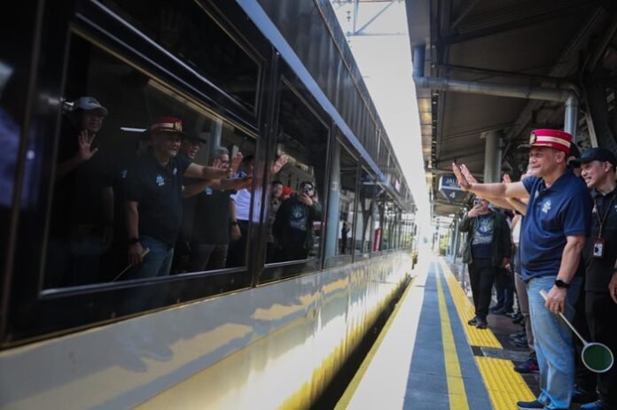 Gubernur Jateng Ahmad Luthfi ketika melepas pemudik gratis KA di Stasiun Pasar Senen Jakarta.