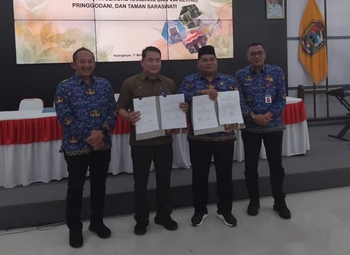 Bupati Karanganyar Rober Christanto bersama Sekda Kurniadi Maulato, Direktur PUD Aneka Usaha Samidi dan perwakilan Perhutani usai penandatanganan kerjasama.