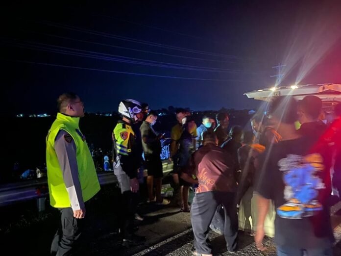 Proses evakuasi kecelakaan di ruas Tol Pejagan-Pemalang KM 259.300 A, Selasa (17/3/2026) malam.