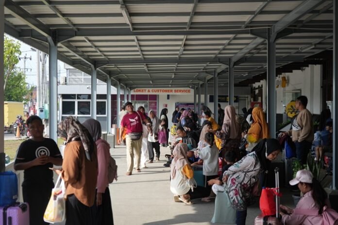 Penumpang KA padati stasiun pada arus mudik