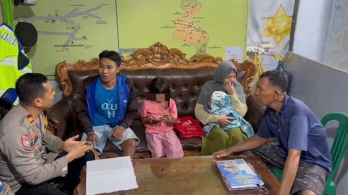 Sila (7) baju pink yang akhirnya diamankan oleh polisi dan warga