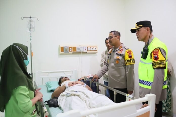 Kapolres Brebes ketika menjenguk korban kecelakaan tol