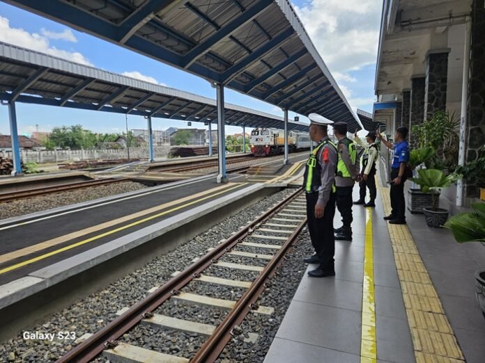 Anggota Pospam gabungan saat melakukan pemantauan di Stasiun Kereta Api.