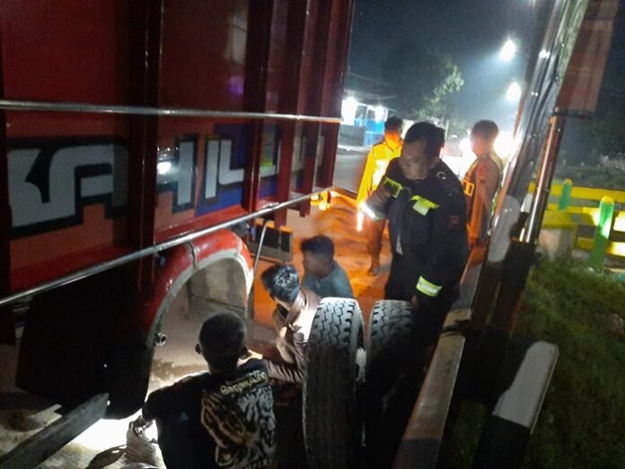 Polisi ketika evakuasi truk patah as