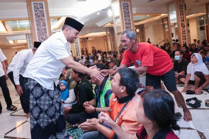 Gubernur Jateng Ahmad Luthfi ketika bagikan zakat fitrah ke mustahiq