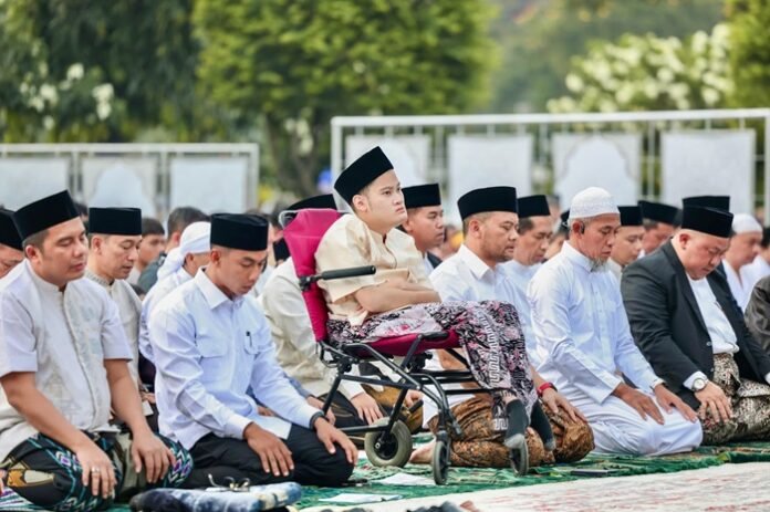 Gubernur Jateng Ahmad Luthfi dan putra bungsunya Mohammad Alif Daffa serta pejabat lainnya salat id di Lapangan Pancasila Simpanglima Semarang.