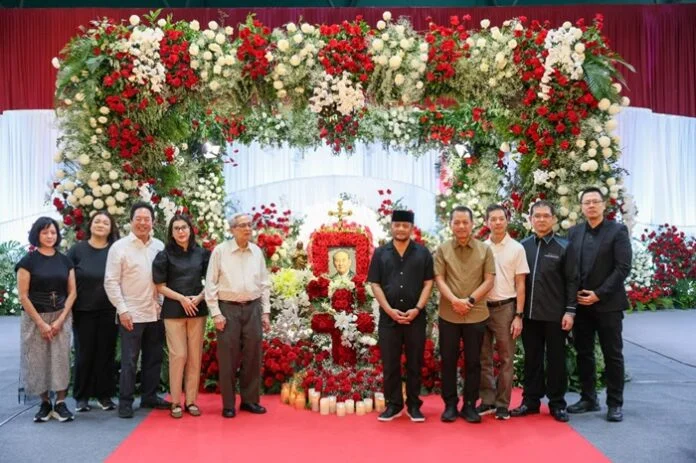 Gubernur Jateng Ahmad Luthfi ketika melayat Michael Bambang Hartono di Kudus