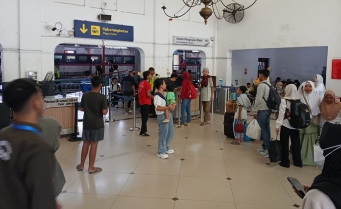 Arus balik penumpang di Stasiun Tegal
