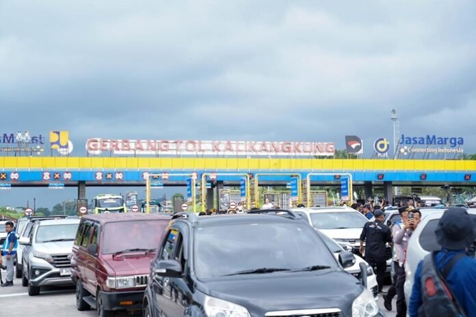 GT Kalikangkung Semarang ketika berlakukan one way arus balik