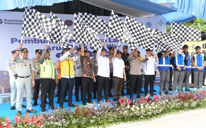 Kapolri Jenderal Listyo Sigit Prabowo, Gubernur Jateng Ahmad Luthfi, dan pejabat lainnya ketika berlakukan one way nasional