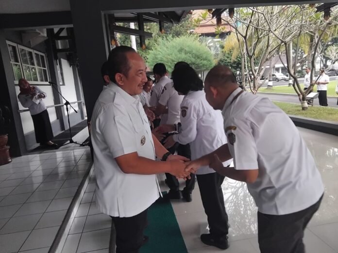 Bupati Karanganyar Rober Christanto dan ASN Pemkab ketika apel pertama setelah cuti Lebaran