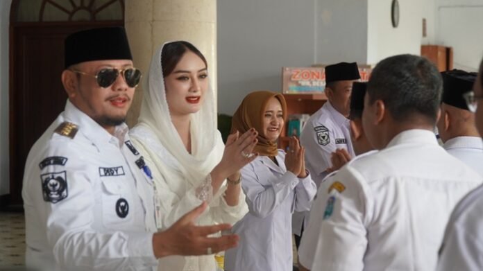 Wali Kota Tegal dan ASN ketika apel bersama hari pertama masuk kerja