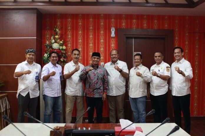 Ketua DPRD Jateng Sumanto dan Ketua KONI Jateng Sujarwanto Dwiatmoko bersama pengurus berfoto bersama.