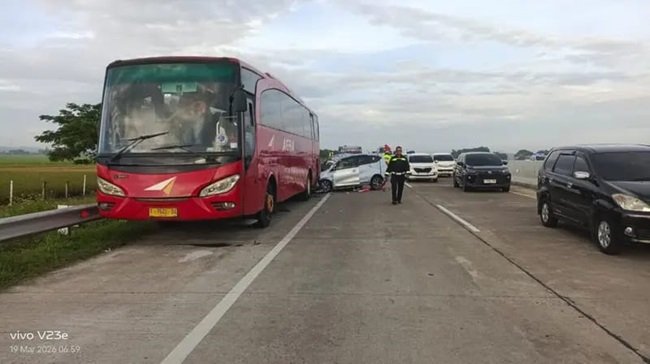 WhatsApp Image 2026-03-26 at 17.04.36 Kecelakaan melibatkan bus di ruas jalan Tol Jawa Tengah selama Mudik Lebaran 2026.