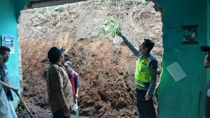 Polisi ketika memantau lokasi longsor