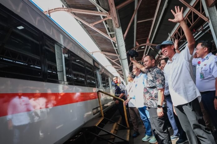 Gubernur Jateng Ahmad Luthfi ketika melepas arus balik gratis naik kereta