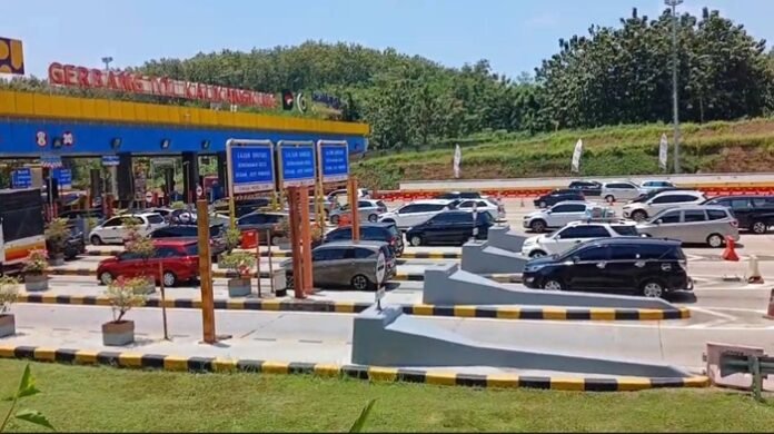 Deretan mobil arus balik yang terlihat di GT Kalikangkung Semarang