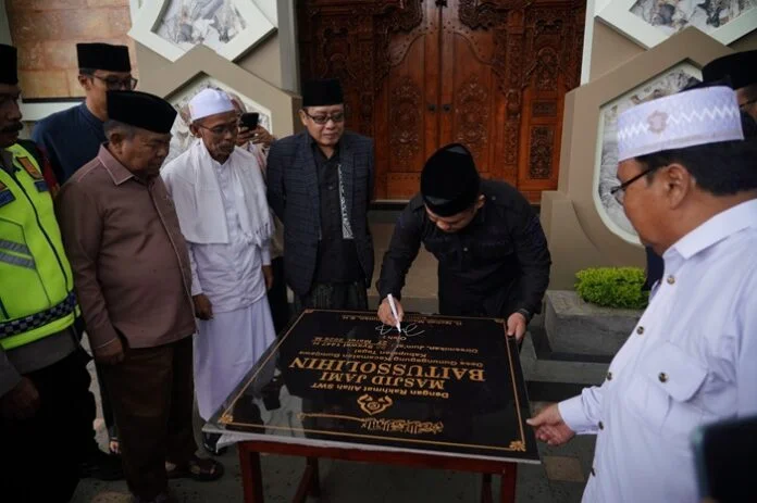Bupati Tegal ketika resmikan Masjid Baitus Solihin