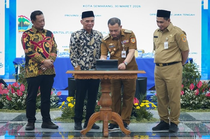 WhatsApp Image 2026-03-30 at 12.23.59 Gubernur Jateng Ahmad Luthfi ketika tanda tangan pakta integritas pada acara pembekalan kepala daerah oleh KPK