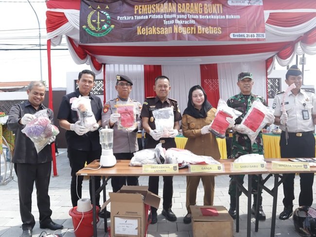 WhatsApp Image 2026-03-31 at 15.41.02 Kejari Brebes ketika musnahkan ribuan obat ilegal dan narkoba