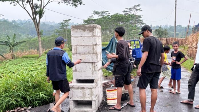 KKN UIN WS bangun insenerator