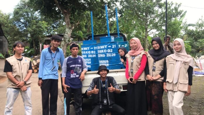 KKN UIN WS Distribusikan tong