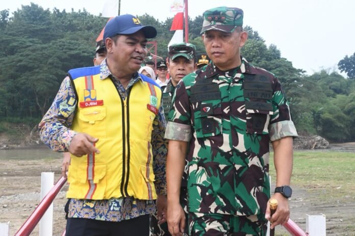 Pangdam IV/Diponegoro Mayjen TNI Achiruddin, S.E., M.Han. meresmikan Jembatan Gantung Bantaragung di Desa Sokawati, Kecamatan Ampelgading, Kabupaten Pemalang, Rabu (1/4/2026). (Foto : Dokumen)