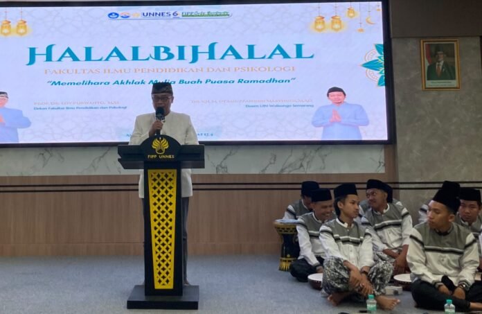 Universitas Negeri Semarang (UNNES) mendadak riuh oleh tawa pada Rabu, 1 April 2026. Di atas mimbar, Dr. KH. M. In'amuzzahidin Masyhudi, M.Ag., sedang membedah filosofi di balik tradisi tahunan pasca Ramadan. (Foto : Dokumen)