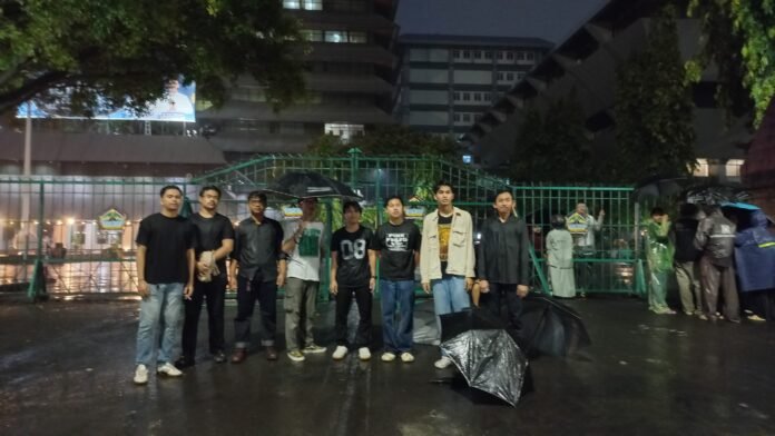 Ditengah derasnya air hujan, Aksi Kamisan Semarang suarakan kasus penyiraman air keras yang menimpa Aktivis HAM Kontras Andrie Yunus di depan gerbang Kantor Gubernur Jateng, Kamis (2/4/2026). (Foto:Kamal)