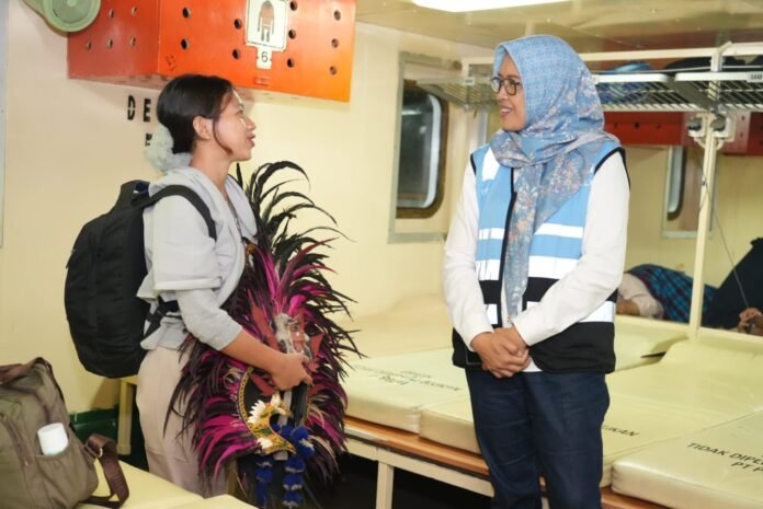 Direktur Usaha Angkutan Penumpang PELNI Nuraini melakukan peninjauan langsung operasional kapal di KM Lawit yang sandar di Pelabuhan Tanjung Emas, Semarang, Jumat dini hari (3/4/2026). (Foto : Dokumen)