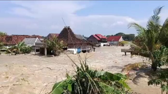 Banjir akibat jebolnya tanggul Sungai Tuntang di Desa Trimulyo, Kecamatan Guntur, Kabupaten Demak. (Foto : Sam)